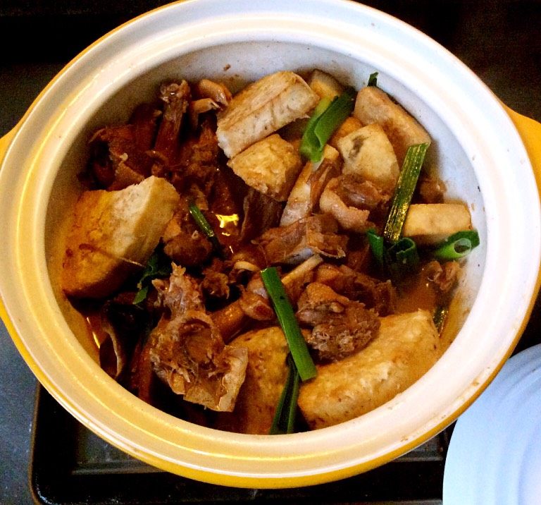 芋头炆青头鸭,放盐调味,最后放蒜尾,就ok啦。