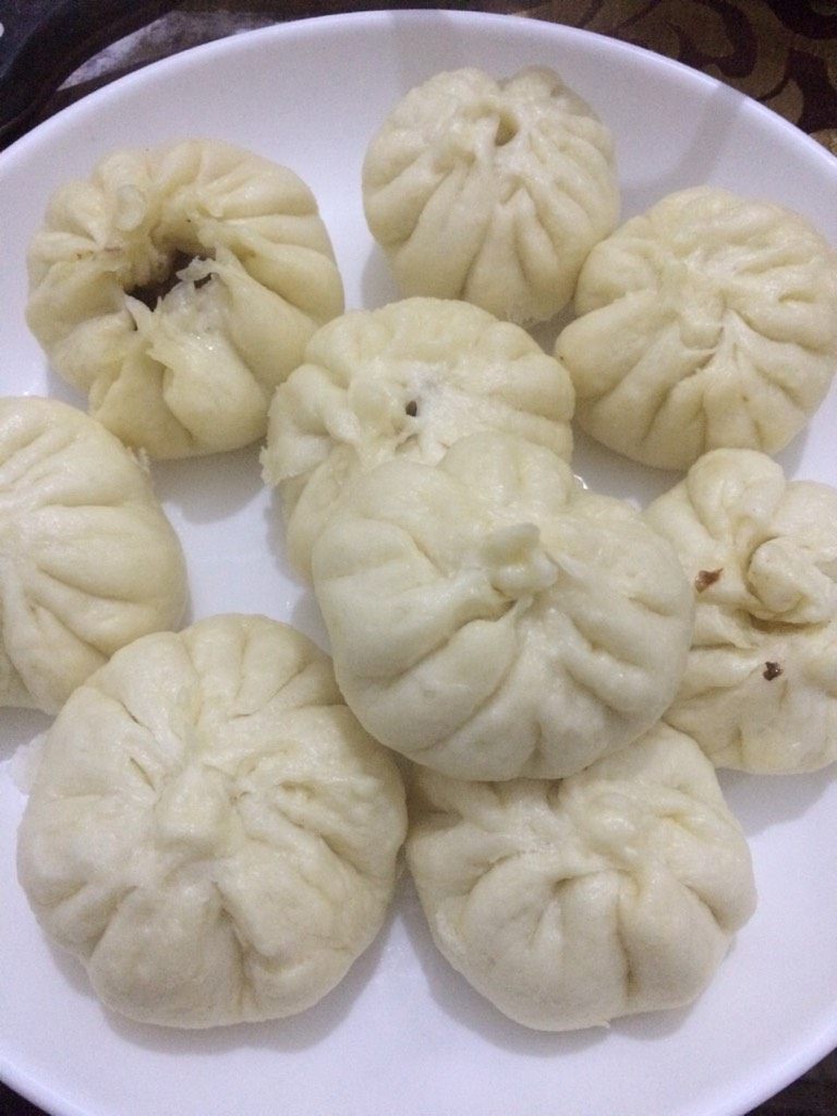 芽菜酱肉包,蒸锅上火 将包子放入蒸十分钟 按压表面 可以弹回即熟(妈咪教滴)