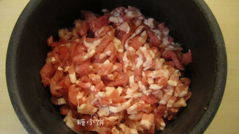 叉烧口味风干肠,搭配之后的肥瘦比例总体来说接近3:7,这个比例根据自己喜好可以调整