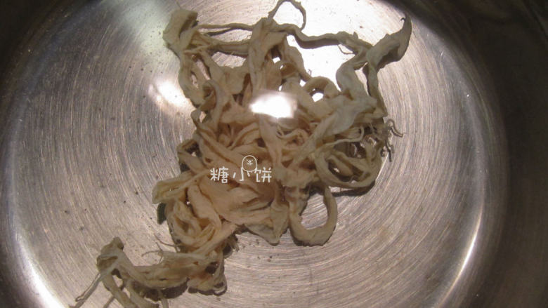 叉烧口味风干肠,将肠衣套在漏斗上,把腌好的肉塞进去