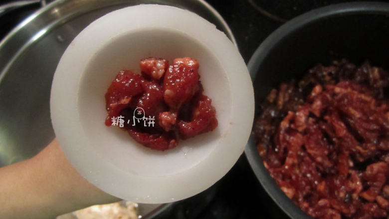 叉烧口味风干肠,把肉全部灌进去以后用棉线扎成小段,表面用针扎孔戳破气泡