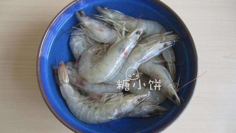 香茅甜辣虾,白虾解冻,洗净沥水备用。用别的品种的虾当然也行
