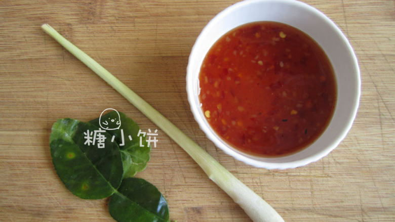 香茅甜辣虾,加入<a style='color:red;display:inline-block;' href='/shicai/ 110057'>柠檬叶</a>，<a style='color:red;display:inline-block;' href='/shicai/ 812'>香茅</a>和<a style='color:red;display:inline-block;' href='/shicai/ 7617'>甜辣酱</a>后再加水至几乎没过所有材料
