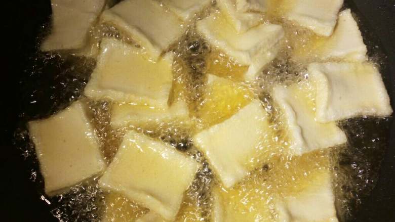 小炒千叶豆腐,将切好的豆腐入油锅炸至发涨捞出