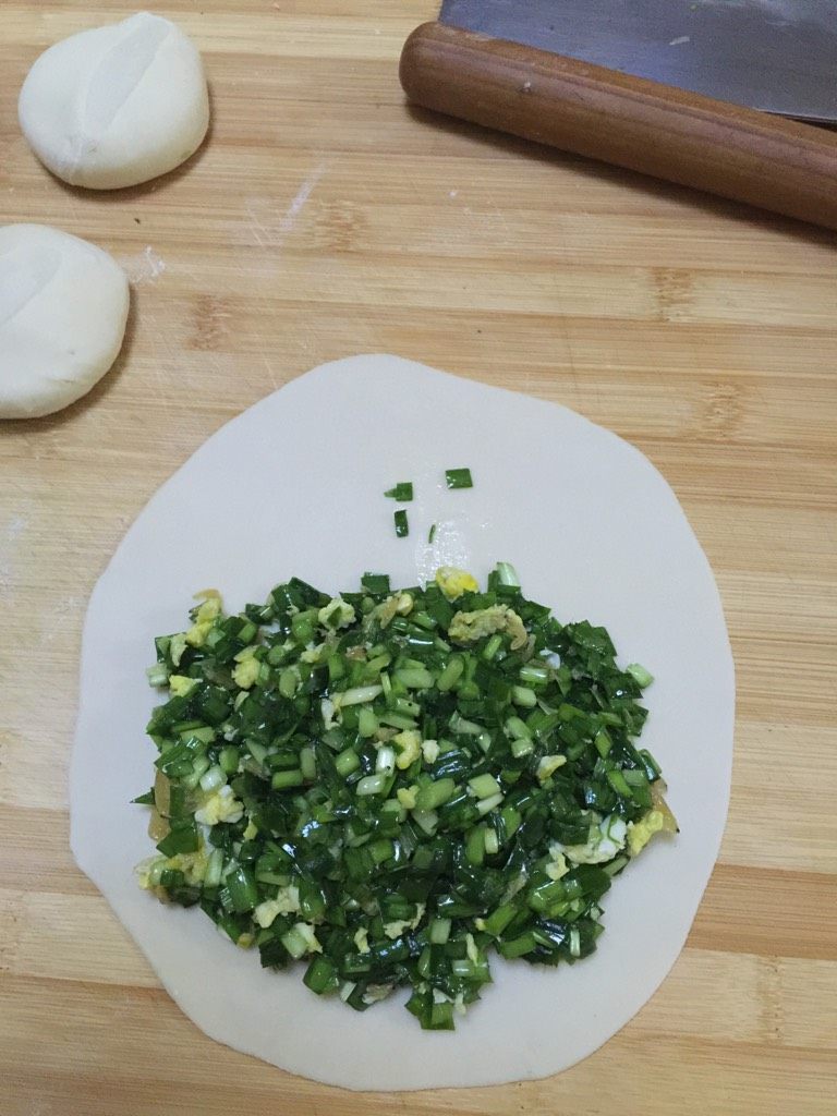 韭菜盒子,面团醒好，做成大一些的饺子皮，一边放馅料