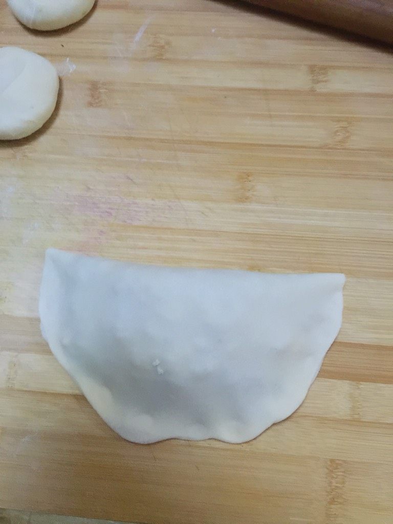 韭菜盒子,对折，边缘按紧，捏成花边