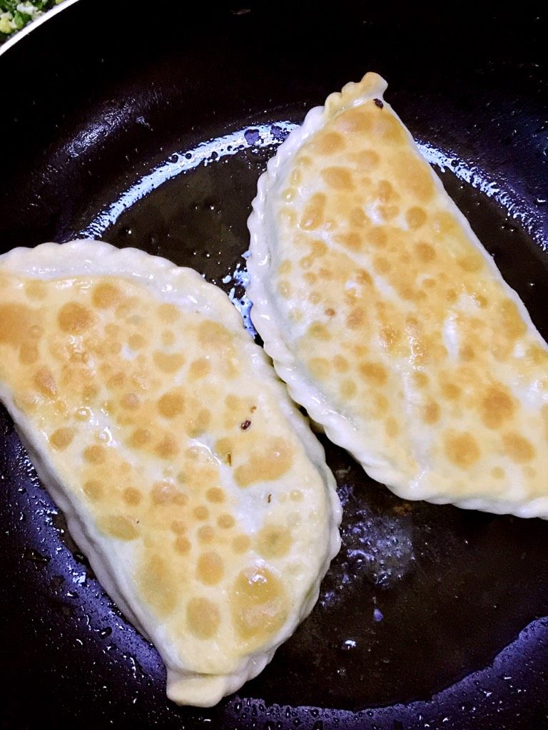 韭菜盒子,平底锅放油，放做好的盒子小火两面煎金黄
