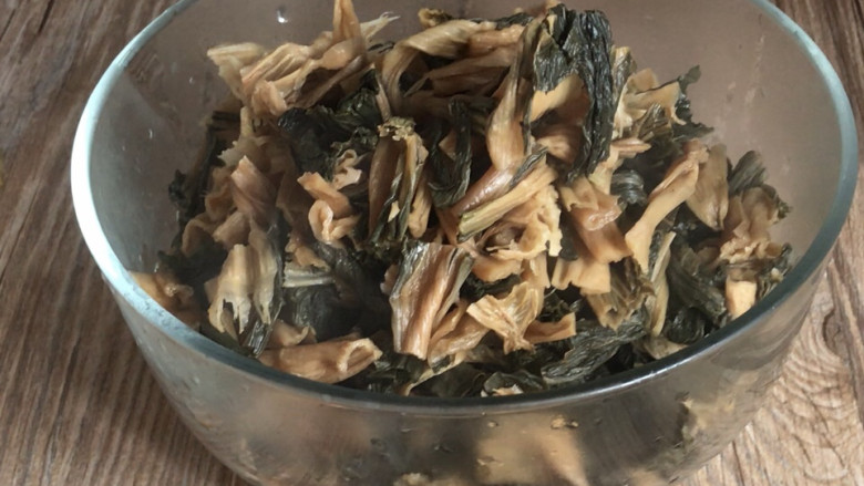 干锅梅干菜,捞出,沥水备用