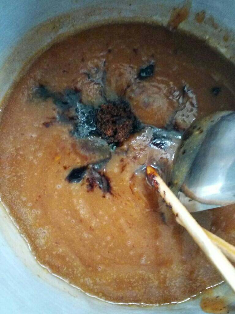 红糖山楂果酱,把红枣山楂加半碗水煮开后用豆浆机果汁档打碎,再倒入锅中加红糖熬至浓稠,边煮边搅拌,以免结底,大概十五分钟就可以了。