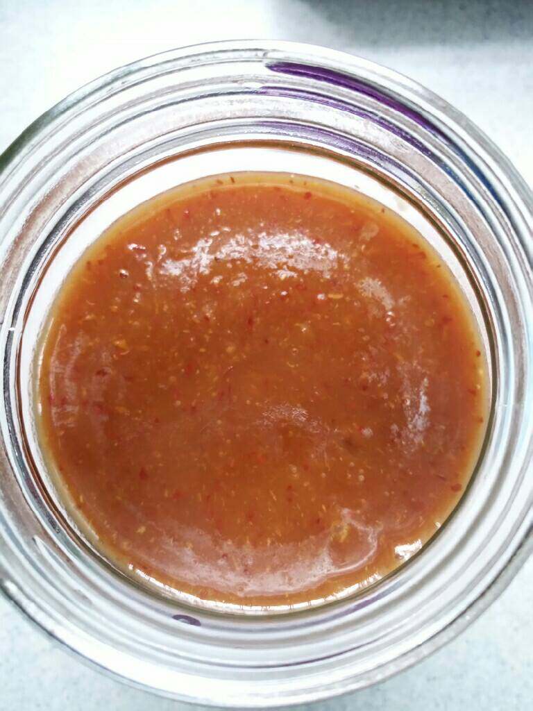 红糖山楂果酱,玻璃瓶开水煮过消毒,把熬好的果酱装入瓶中,放凉冰箱冷藏保存,一周内吃完,可以再做。