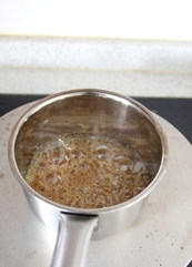 焦糖栗子酥,糖浆材料混合小火煮至焦糖色,浸冰水中立即降温;