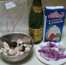 酥皮奶油蘑菇汤,<a style='color:red;display:inline-block;' href='/shicai/ 230'>香菇</a>、<a style='color:red;display:inline-block;' href='/shicai/ 235'>口蘑</a>洗净切块，<a style='color:red;display:inline-block;' href='/shicai/ 29'>洋葱</a>切块备用；