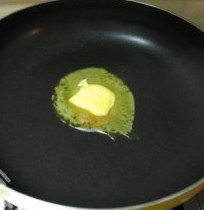 酥皮奶油蘑菇汤,锅中放入一块黄油，中小火加热使之融化；