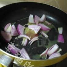 酥皮奶油蘑菇汤,黄油融化放入洋葱炒软；