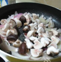 酥皮奶油蘑菇汤,洋葱炒至透明放入香菇和口蘑炒软；