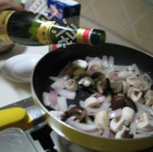 酥皮奶油蘑菇汤,放入一瓶盖的<a style='color:red;display:inline-block;' href='/shicai/ 902'>白兰地</a>酒炒出香味；