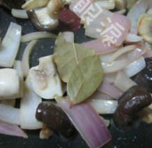 酥皮奶油蘑菇汤,放入<a style='color:red;display:inline-block;' href='/shicai/ 741'>香叶</a>两片翻炒片刻；