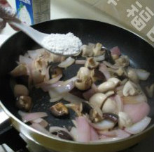 酥皮奶油蘑菇汤,放入一大勺低筋<a style='color:red;display:inline-block;' href='/shicai/ 519'>面粉</a>翻炒至<a style='color:red;display:inline-block;' href='/shicai/ 519'>面粉</a>成棕色；