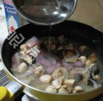 酥皮奶油蘑菇汤,加入高汤以刚刚没过菜即可；