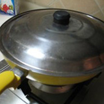 酥皮奶油蘑菇汤,锅开后盖上锅盖转小火煮20分钟；