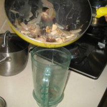 酥皮奶油蘑菇汤,20分钟以后关火，将香叶取出扔掉，将煮好的蘑菇汤倒入料理机；