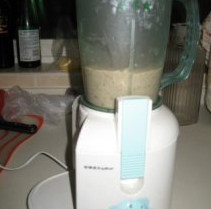 酥皮奶油蘑菇汤,用料理机把它打碎，打到看不到蘑菇，只看到浓浓的汤为止；