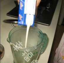 酥皮奶油蘑菇汤,料理机里还剩一些浓稠的汤泥，不要浪费，把<a style='color:red;display:inline-block;' href='/shicai/ 8197'>淡奶油</a>倒入搅拌一下，再倒入煮锅中；