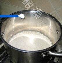 酥皮奶油蘑菇汤,小火煮开，放入适量盐，黑胡椒碎调味，搅拌均匀即可关火；