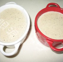 酥皮奶油蘑菇汤,将奶油蘑菇汤盛入烤碗；