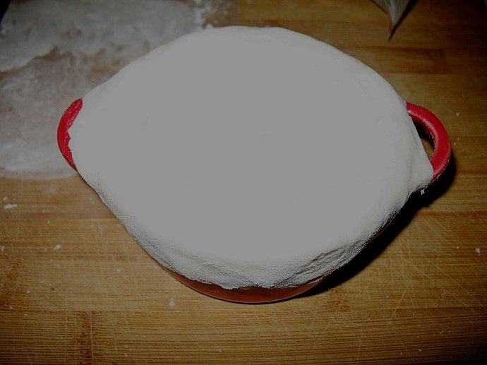 酥皮奶油蘑菇汤,在烤碗上盖一张酥皮，将酥皮边包严，入烤箱200度上火烤10分钟。