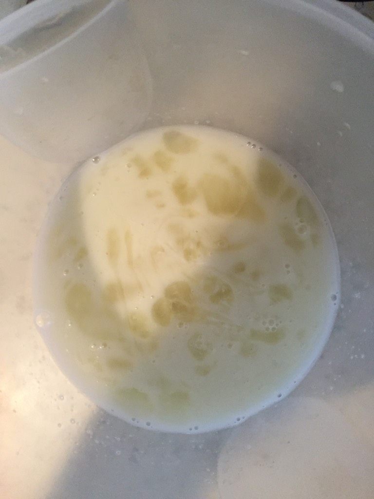 玫瑰鸡蛋饼,将生粉水分为均等的两份,一份加入蛋清中轻轻搅拌均匀