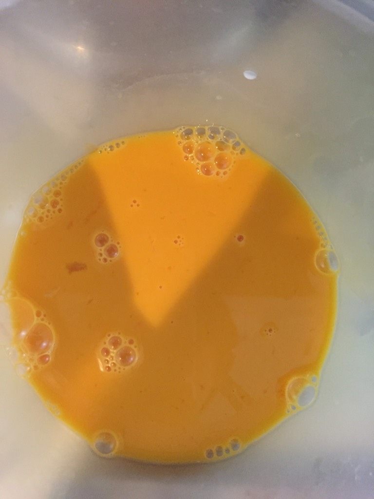 玫瑰鸡蛋饼,另一份生粉水加入到蛋黄中轻轻搅拌均匀,注意不要起泡