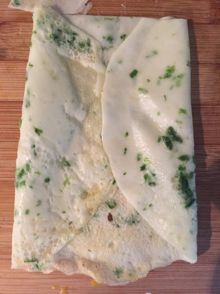 玫瑰鸡蛋饼,蛋白饼折叠后切成三条,在上面划出树叶的形状
