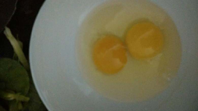 洋葱炒蛋,鸡蛋打成蛋液，<a style='color:red;display:inline-block;' href='/shicai/ 29'>洋葱</a>切丝