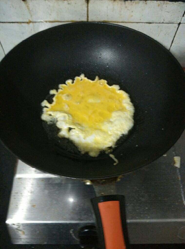 洋葱炒蛋,起油锅煎蛋