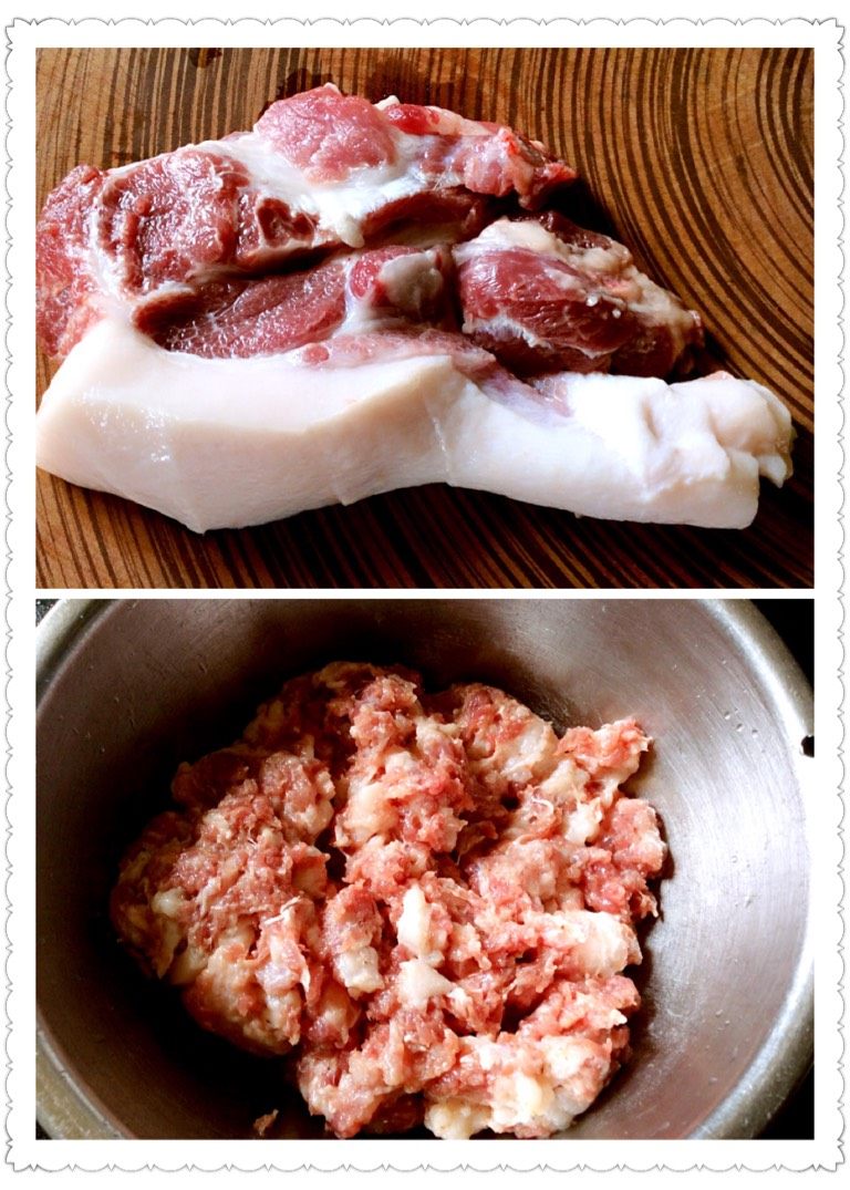鸳鸯肉丸(肉滑),猪肉冼净剁碎,放盐、胡椒粉、糖、酱油、花生油,同一方向均匀搅拌。