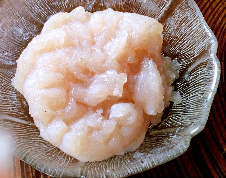 鸳鸯肉丸(肉滑),鱼肉冼净去皮剁烂(剁过程中加盐),同一方向搅拌。