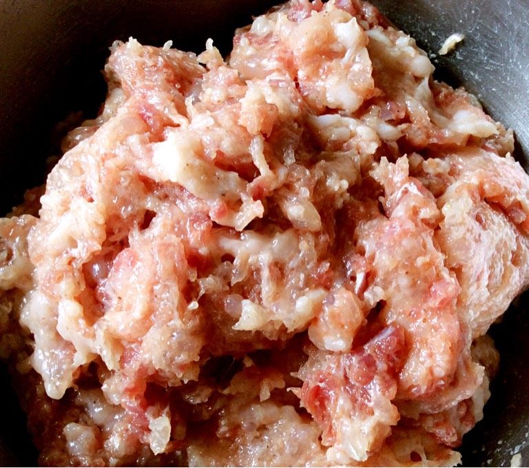 鸳鸯肉丸(肉滑),将两种肉滑混合搅拌就成鸳鸯肉滑了。要同一方向哦,否则会散的。