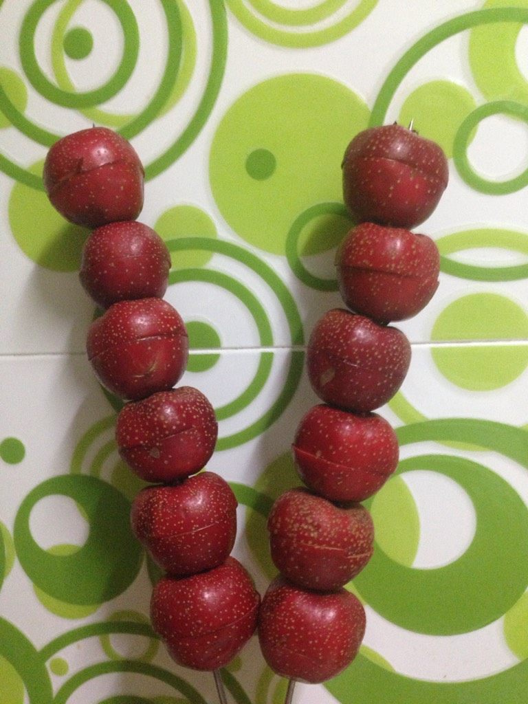 冰糖葫芦,<a style='color:red;display:inline-block;' href='/shicai/ 599'>山楂</a>洗净去籽，串成串备用。