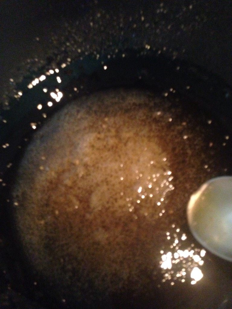 冰糖葫芦,文火煮到基本没汽泡的状态，能拨出丝之前关火。