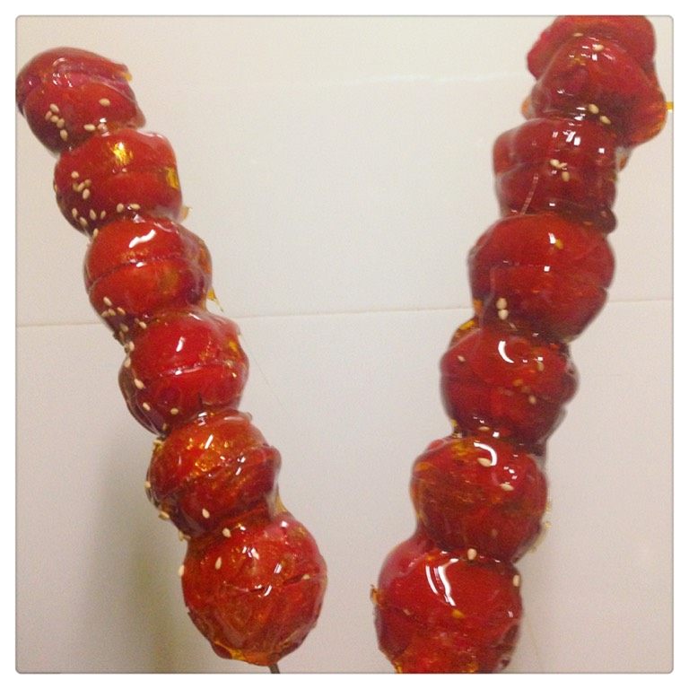 冰糖葫芦,趁热淋在山楂串上，撒上<a style='color:red;display:inline-block;' href='/shicai/ 666'>芝麻</a>即可。