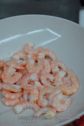 番茄鲜虾三明治,锅中放葱、姜、酒，大火烧开，让入<a style='color:red;display:inline-block;' href='/shicai/ 300'>虾</a>烫变色捞出，过下凉水，然后去皮、去头，剥出<a style='color:red;display:inline-block;' href='/shicai/ 300'>虾</a>仁备用；