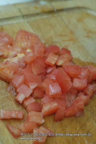 番茄鲜虾三明治,取比较硬的<a style='color:red;display:inline-block;' href='/shicai/ 59'>番茄</a>，不要中间的汁水，只把<a style='color:red;display:inline-block;' href='/shicai/ 59'>番茄</a>外皮切小丁；