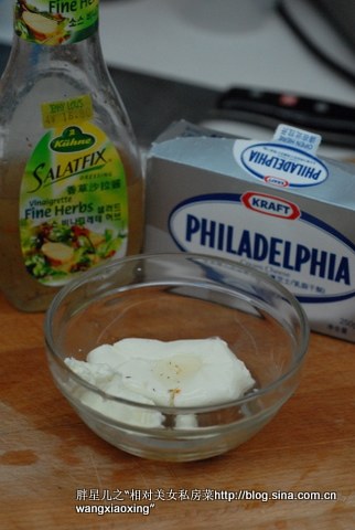 番茄鲜虾三明治,<a style='color:red;display:inline-block;' href='/shicai/ 48598'>奶油奶酪</a>放在室温软化，然后加入一点沙拉汁拌匀；