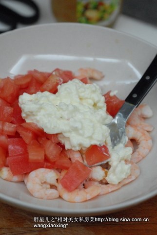 番茄鲜虾三明治,将番茄和虾仁放入碗入，拌入奶油奶酪；