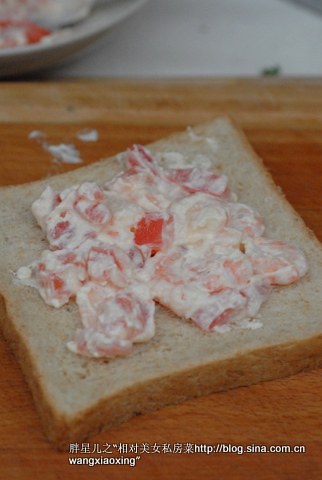 番茄鲜虾三明治,两片<a style='color:red;display:inline-block;' href='/shicai/ 579'>面包</a>加热，以放在保鲜袋里放入微波稍微加热至软效果最好，然后把馅涂在其中一片<a style='color:red;display:inline-block;' href='/shicai/ 579'>面包</a>上；