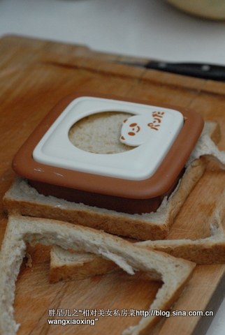 番茄鲜虾三明治,将另外一片热面包放上，然后用这小工具往下使劲按压，将面包边切下的同时，面包边缘也就粘合在一起了；