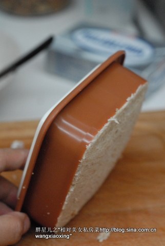 番茄鲜虾三明治,去除四边，轻轻从上面一推，三明治就好了。