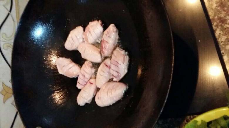 可乐鸡翅,入锅放油煎香滴鸡翅，反面再煎