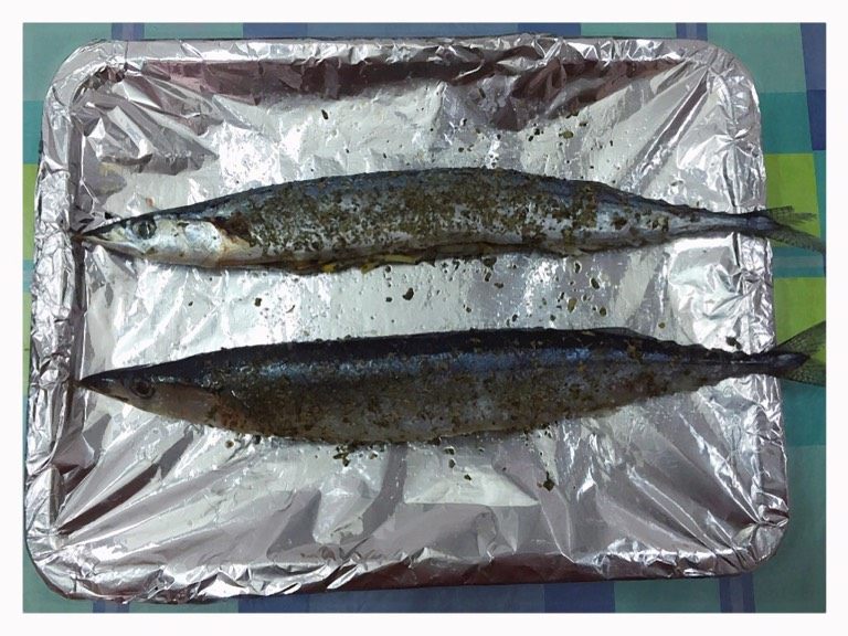 香烤柠味秋刀鱼,烤盘铺上锡纸，刷油，放入秋刀鱼，鱼身刷油，撒上香草、食盐适量，入烤箱。